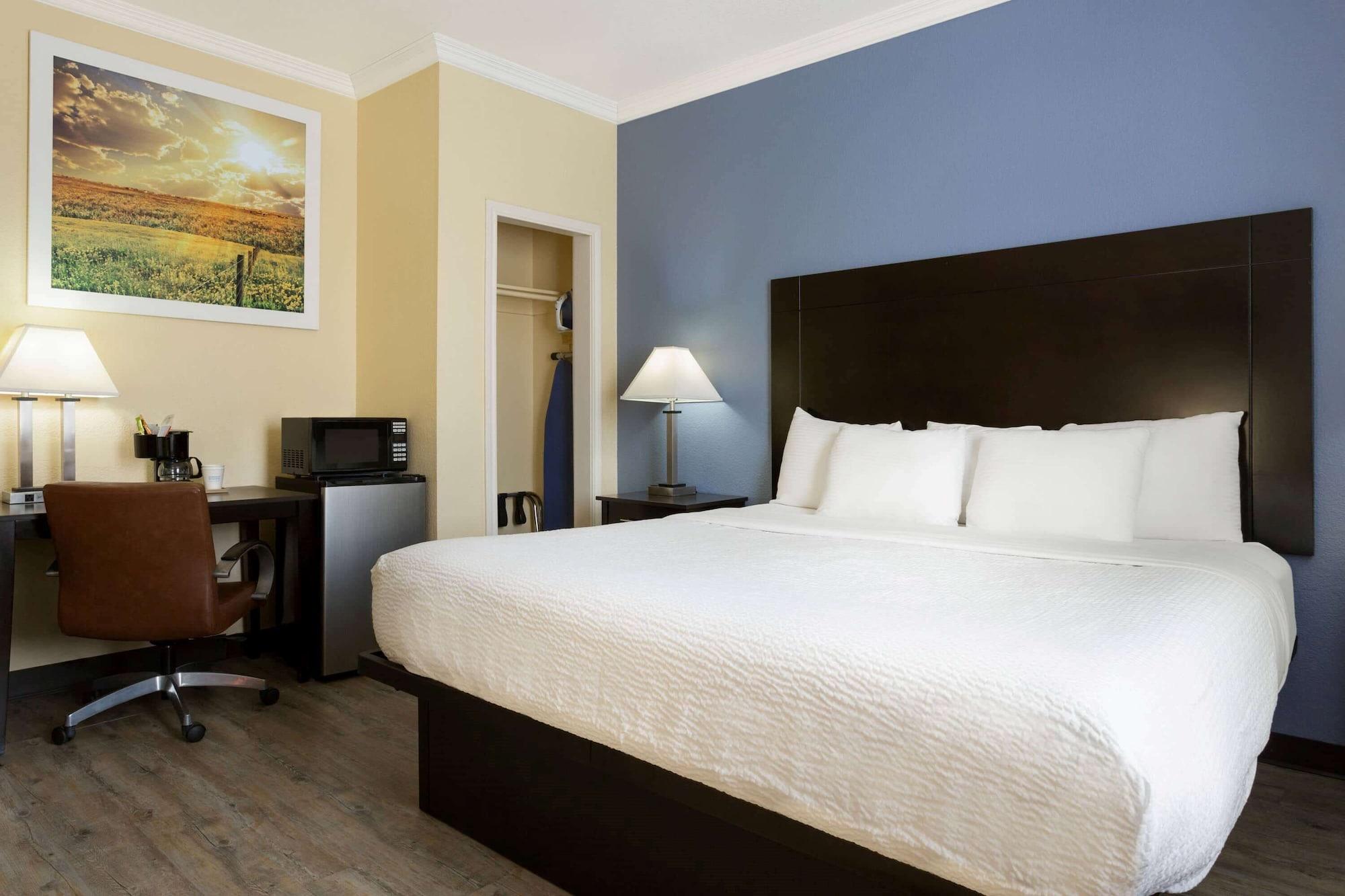 Days Inn & Suites By Wyndham Dfw Airport South-Euless Exteriör bild