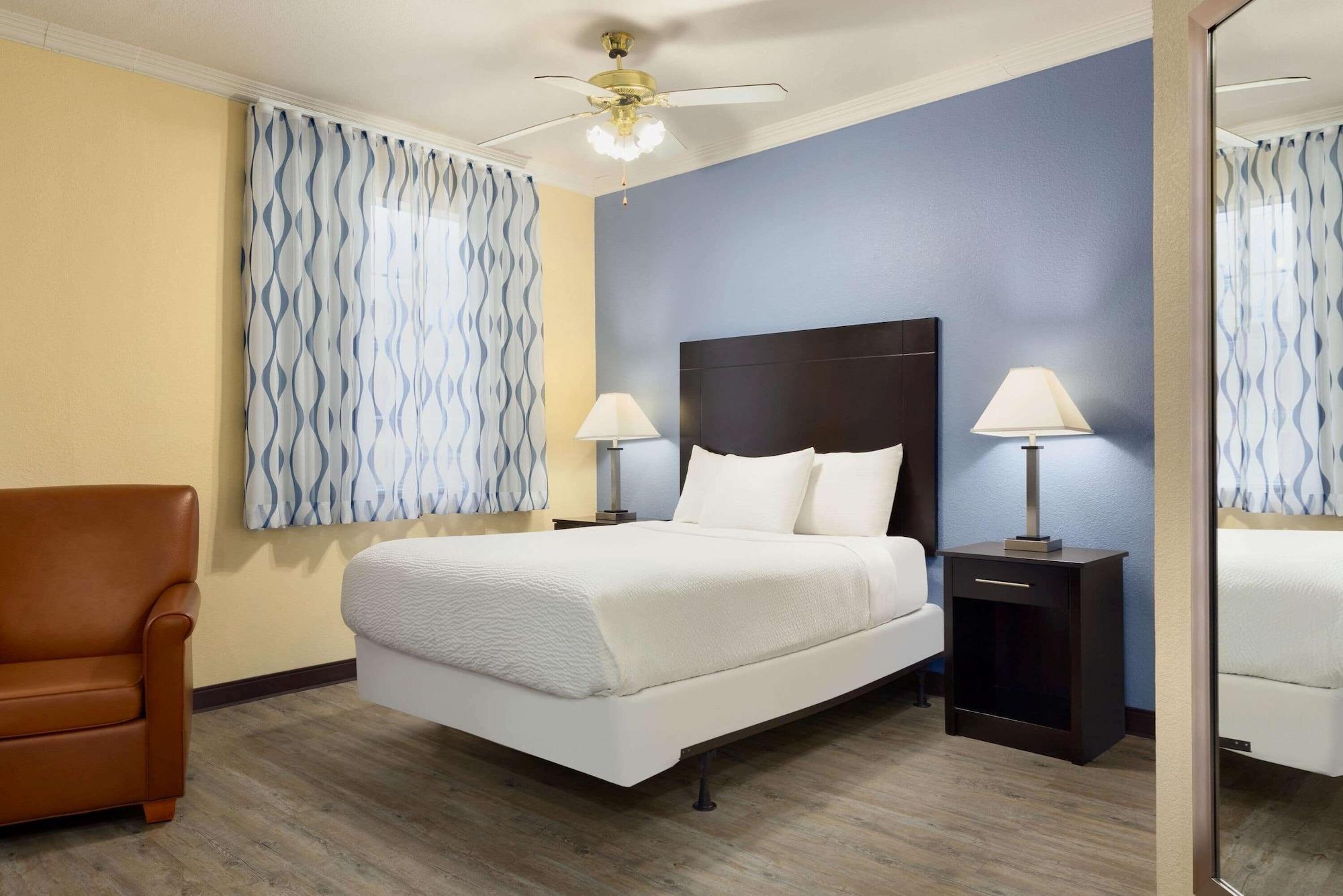 Days Inn & Suites By Wyndham Dfw Airport South-Euless Exteriör bild