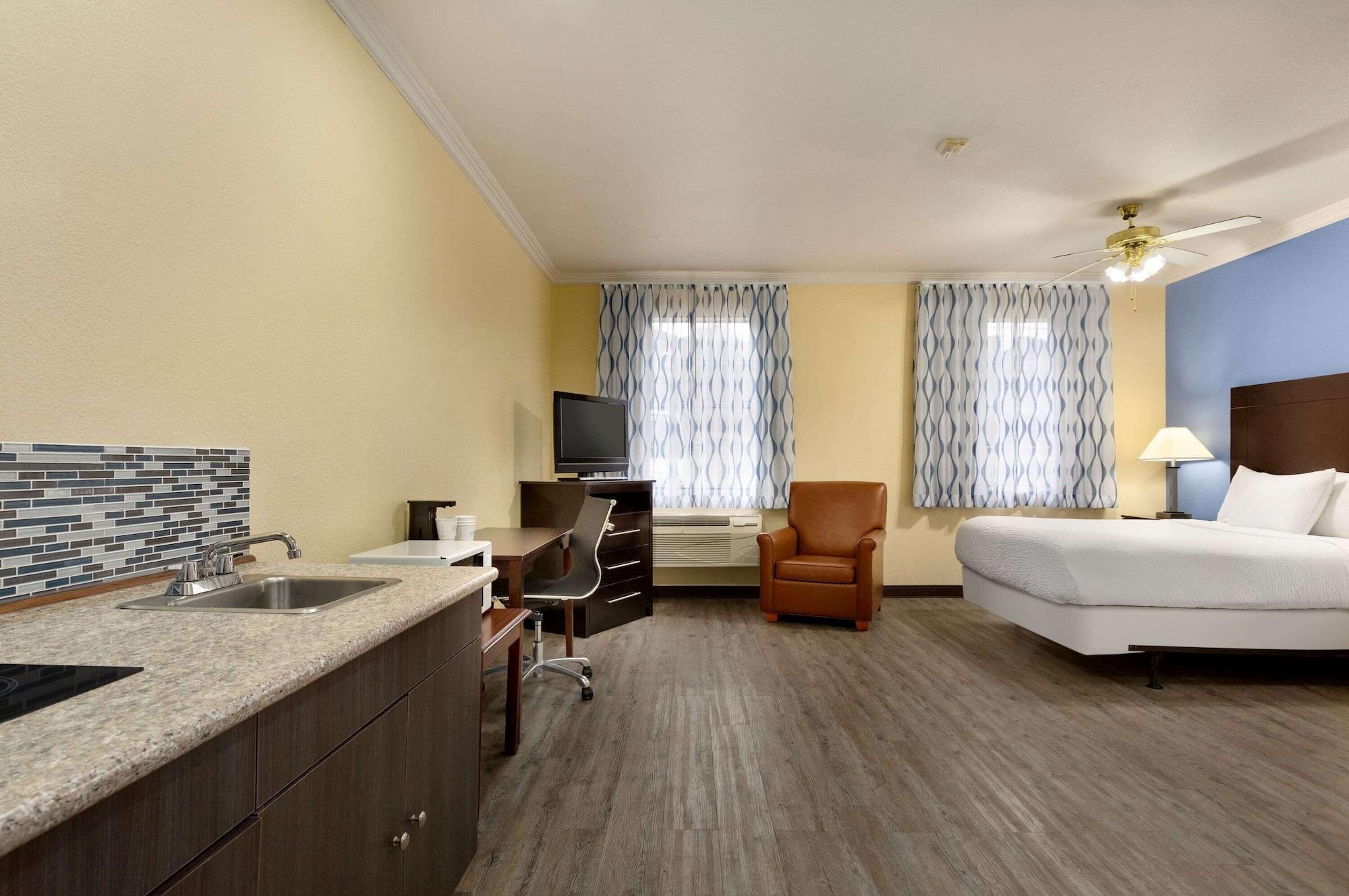 Days Inn & Suites By Wyndham Dfw Airport South-Euless Exteriör bild