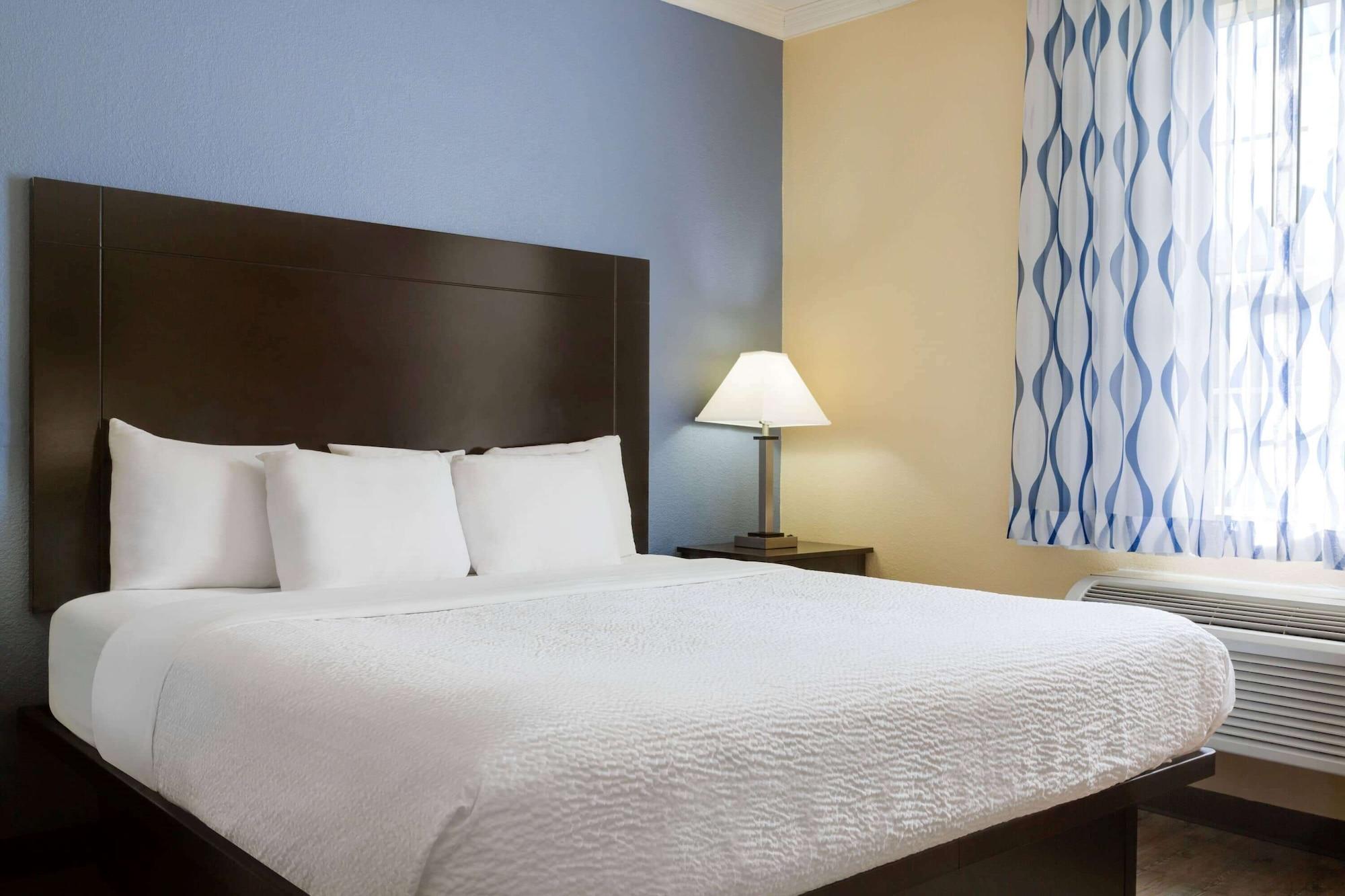 Days Inn & Suites By Wyndham Dfw Airport South-Euless Exteriör bild