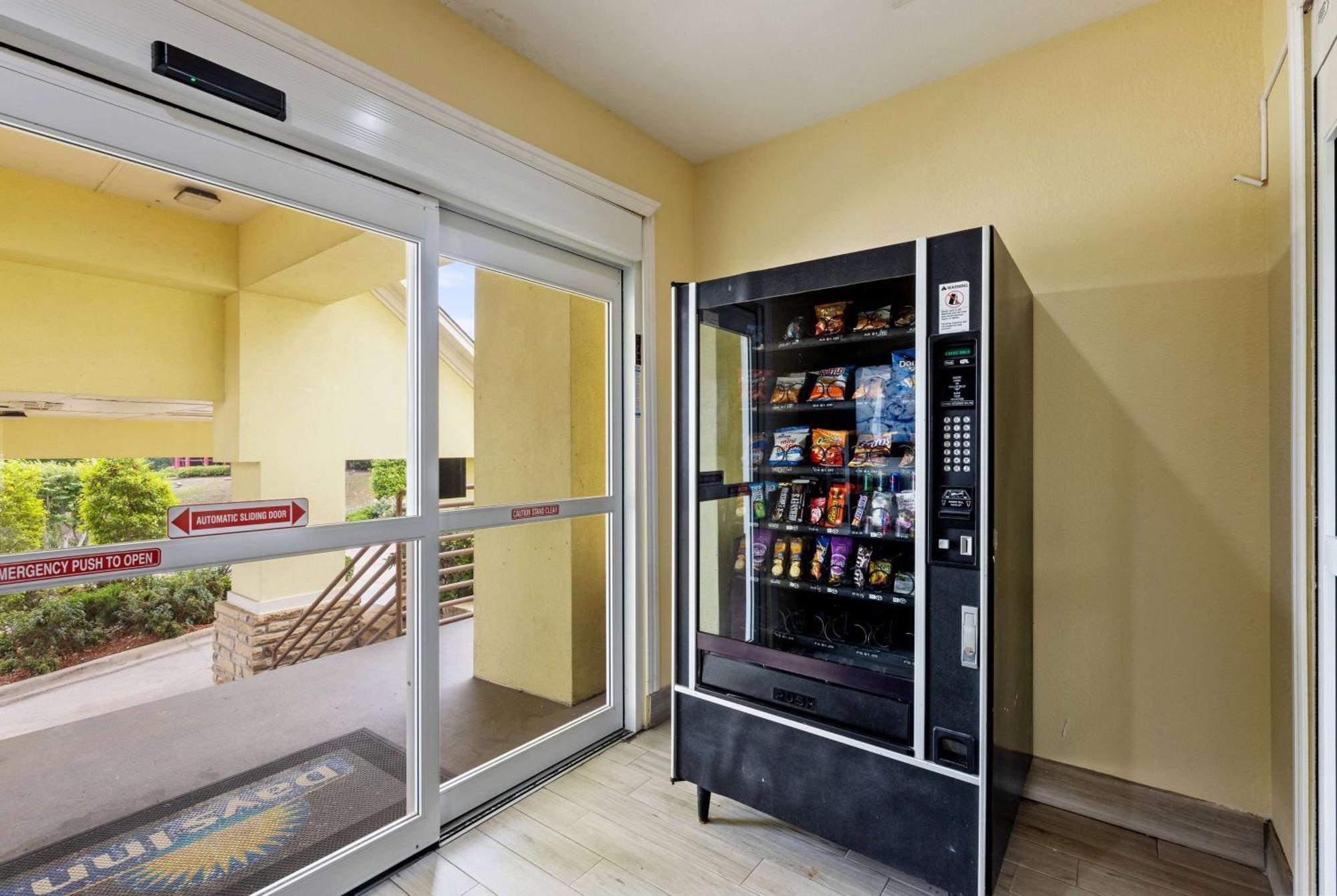Days Inn & Suites By Wyndham Dfw Airport South-Euless Exteriör bild