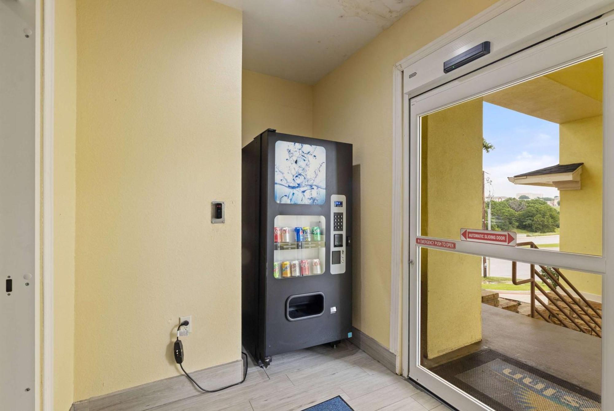 Days Inn & Suites By Wyndham Dfw Airport South-Euless Exteriör bild