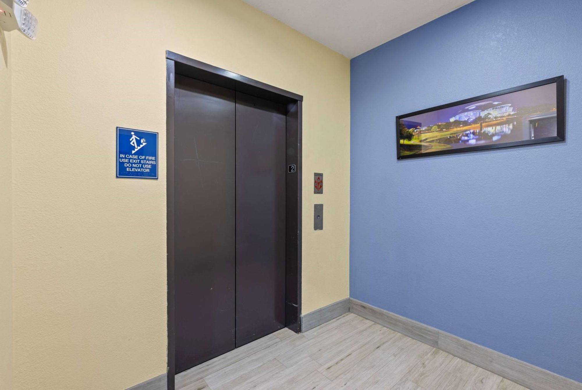 Days Inn & Suites By Wyndham Dfw Airport South-Euless Exteriör bild
