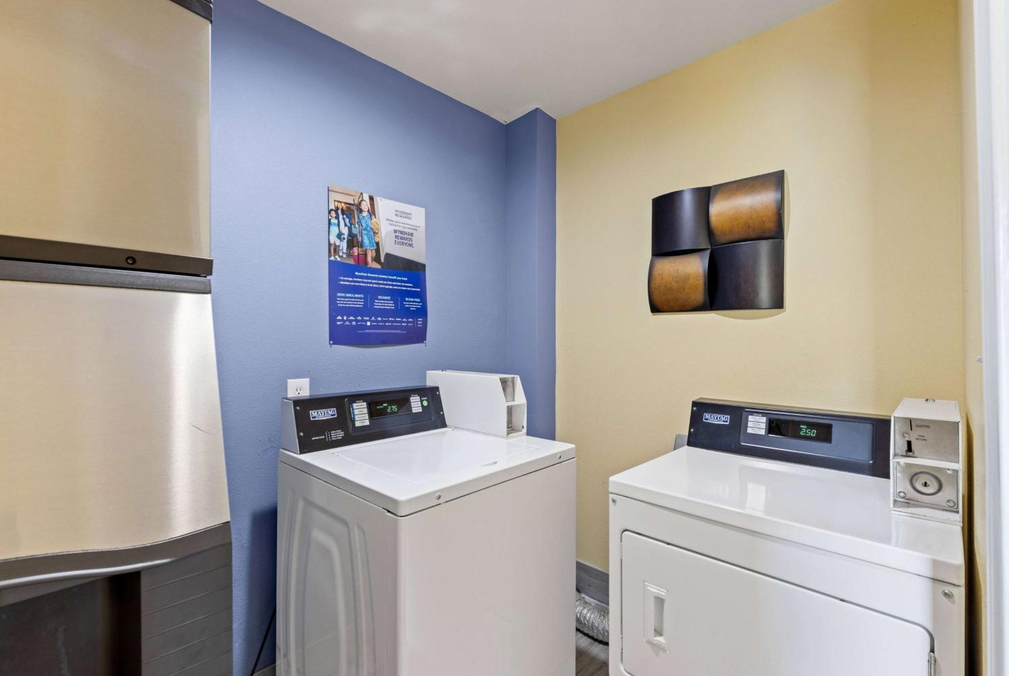 Days Inn & Suites By Wyndham Dfw Airport South-Euless Exteriör bild