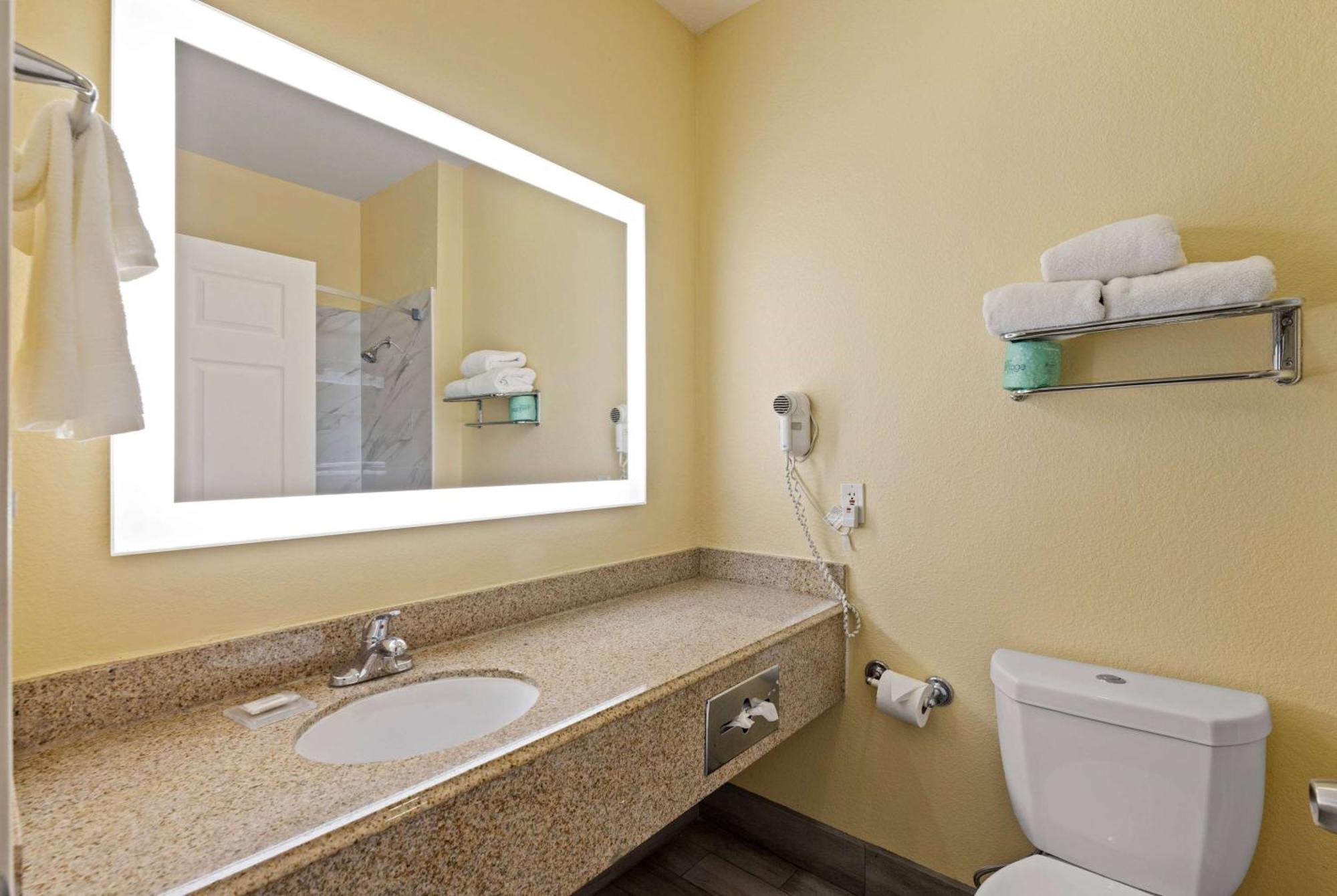 Days Inn & Suites By Wyndham Dfw Airport South-Euless Exteriör bild