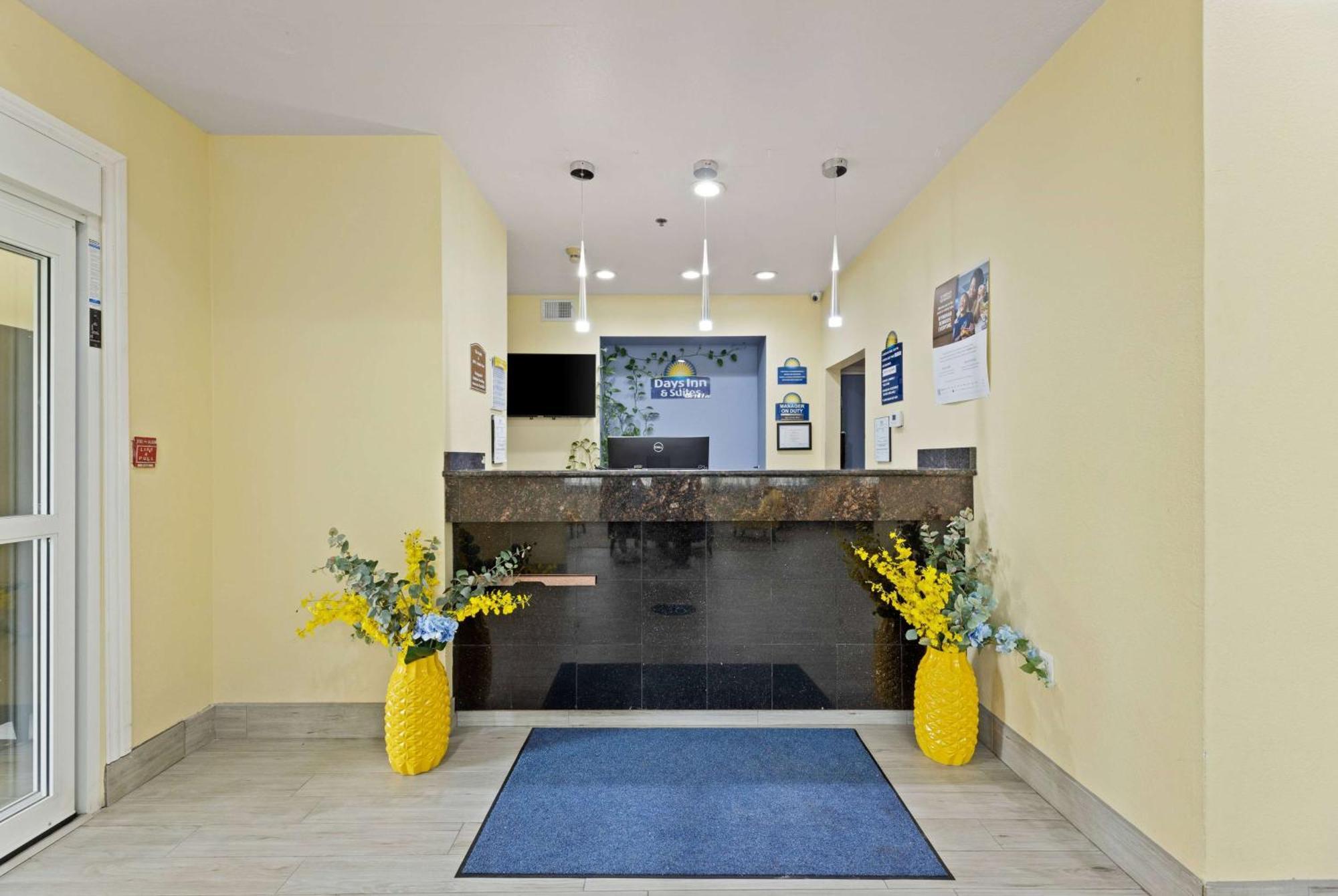 Days Inn & Suites By Wyndham Dfw Airport South-Euless Exteriör bild